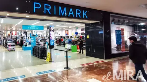 Si la ves corres a Primark para llev&aacute;rtela: la camiseta extra larga de Disney que te sirve de pijama
