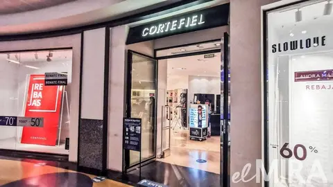 Cortefiel hace alarde de la elegancia con un look de 3 piezas: vestidos, botas y cintur&oacute;n