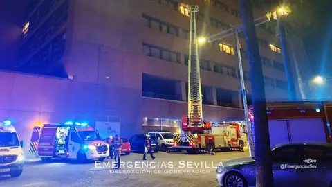 En llamas un hotel en la Isla de la Cartuja de Sevilla tras declararse un incendio