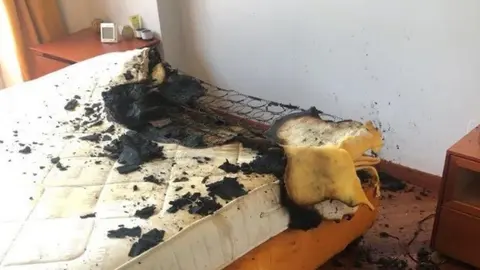 En llamas una casa en Ja&eacute;n tras incendiarse una cama