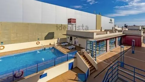 Venden en Bormujos un conjunto de 22 pisos tur&iacute;sticos con parking, trasteros y piscina