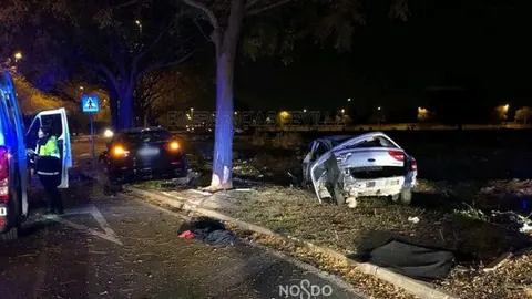 Impactante choque entre dos coches en Sevilla a la salida de Pino Montano