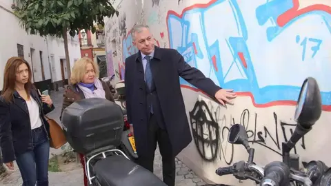 Jos&eacute; Luis Sanz comprueba el estado de algunas calles del centro de Sevilla