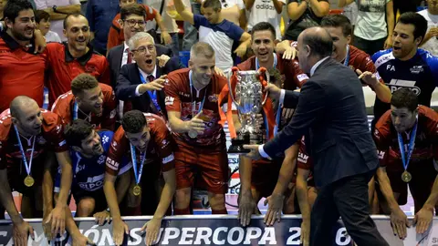 Jugadores del Pozo Murcia levantando un t&iacute;tulo de la Supercopa de Espa&ntilde;a