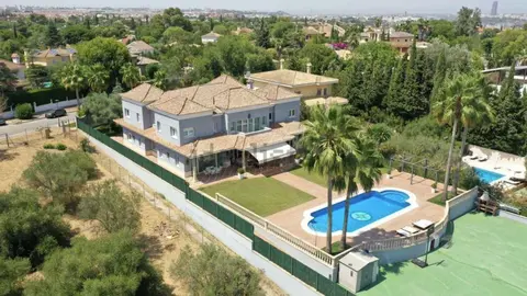 Una casa de 1.400 metros cuadrados con piscina es el chalet m&aacute;s caro del Aljarafe sevillano