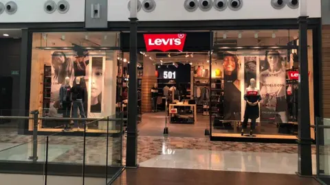 La marca alemana deportiva m&aacute;s exclusiva del mundo triunfa una vez m&aacute;s en Espa&ntilde;a, tanto en pueblos como en ciudades grades con unas zapatillas que sirven para andar caminatas.&nbsp;Este modelo es el mejor y el m&aacute;s vendido de Adidas, tanto que podr&iacute;as caminar desde Bilbao hasta la localidad gaditana de Jerez de la Frontera, adem&aacute;s combinan con todo.

Incluso en El Corte Ingl&eacute;s hemos visto comercializada esta marca en nuestro pa&iacute;s, otros lugares donde encontrar productos Adidas son Decathlon y negocios locales dedicados a la moda deportiva. Sin duda alguna puedes acceder a todos sus modelos de zapatillas a trav&eacute;s de la p&aacute;gina web oficial.

Zapatillas Adidas
Estamos ante las zapatillas Run Falcon 2.0 de Adidas, un calzado apto para correr a un precio de lujo, pero que tambi&eacute;n puede ser &uacute;til para aquellas personas que vayan andando cada d&iacute;a al trabajo.

Este modelo en espec&iacute;fico es ideal para hacer deporte y luego irte a quedar con los amigos, es tan vers&aacute;til que combina incluso con vaqueros, adem&aacute;s est&aacute; disponible en 8 colores diferentes.


ZAPATILLA RUN FALCON 2.0

La parte superior tiene una ventilaci&oacute;n &oacute;ptima, as&iacute; como un agarre estupendo sin necesidad de apretar, son realmente confortables.

La suela de goma es bastante resistente al desgaste y ofrece una pisada muy estable, todo ello con un corte cl&aacute;sico y un cierre de cordones de lo m&aacute;s est&eacute;tico.

La malla acolchada da comodidad y la mediasuela de EVA favorece la amortiguaci&oacute;n a cada paso. En el tal&oacute;n destaca el refuerzo sin costuras.

Es un zapato en 8 tonos, tanto oscuros como claros, pero destaca mucho el blanco con el logotipo y las bandas laterales m&iacute;ticas de Adidas en color fucsia fluorescente.&nbsp;

El precio habitual de las zapatillas es de 50 euros, aunque est&aacute; disponibles en la p&aacute;gina web de Adidas por solo 45 euros.

Env&iacute;o a casa
El env&iacute;o a casa de estas zapatillas Adidas, como de costumbre, sale a 0 euros mediante la web oficial. La compra de estos art&iacute;culos es bastante segura y el env&iacute;o a domicilio se efect&uacute;a de la mano de Correos.

Tallas disponibles
N&uacute;mero 36/36 y medio
N&uacute;mero 37 y medio
N&uacute;mero 38/38 y medio
N&uacute;mero 39 y medio
N&uacute;mero 40/40 y medio
N&uacute;mero 41 y medio
N&uacute;mero 42/42 y medio
N&uacute;mero 44
Parecido con Skechers
El modelo Run Falcon de Adidas tiene cierto parecido con las Skechers Summits y no solo est&eacute;tico, sino que tambi&eacute;n cumplen con esa funci&oacute;n de comodidad para llevar todo el d&iacute;a.

Este modelo de la marca americana que a veces compite de lleno con Adidas por su clientela est&aacute; disponible en Amazon en algunos colores diferentes, como ocurre con las Run Falcon 2.0.


Skechers Summits', Zapatillas Mujer

Tambi&eacute;n puedes encontrarlas con una suela &oacute;ptima en la p&aacute;gina web de Skechers directamente, pero el env&iacute;o siempre tiene coste extra. Este servicio es gratis en Amazon donde al zapatilla no est&aacute; a m&aacute;s de 50 euros. Ambas zapatillas son dos opciones que cumplen con la misma funci&oacute;n: proteger el pie en el caso de que camines mucho.