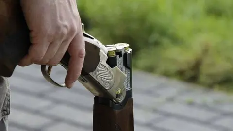 Camina por las calles de Almer&iacute;a con una escopeta cargada sembrando el p&aacute;nico