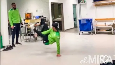 Joaquin y Borja Iglesias bailando en el vestuario del Real Betis