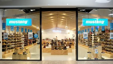 Mustang sigue arrasando con sus botines estilo militar que te hacen desfilar al paso de la moda de primavera