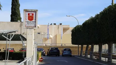 Un alumno apu&ntilde;ala a un profesor en mitad de una clase en Murcia