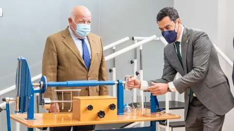 Juanma Moreno y Jes&uacute;s Aguirre, en la inauguraci&oacute;n del nuevo Centro de Salud &Aacute;ngel Salvatierra