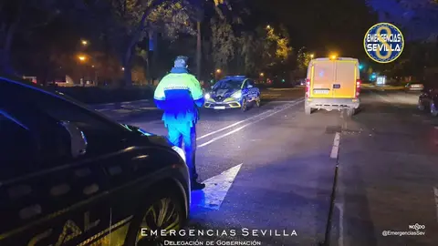 Muere un motorista y el coche se da a la fuga en Sevilla