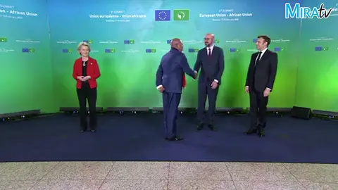 Momento en el que el pol&iacute;tico ugand&eacute;s ignora a la presidenta de la Comisi&oacute;n Europea.