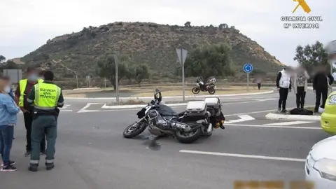 Un conductor se da a la fuga en Almer&iacute;a tras embestir a dos motoristas