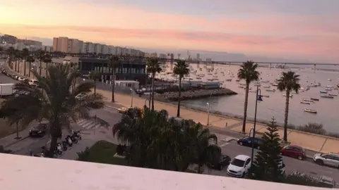 El &aacute;tico en alquiler mejor valorado de C&aacute;diz conquista con una enorme terraza con vistas al mar