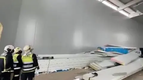 Un trabajador cae desde el techo de una nave en N&iacute;jar