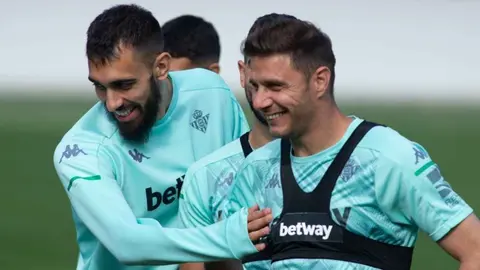 Joaqu&iacute;n y Borja Iglesias durante un entrenamiento con el Real Betis