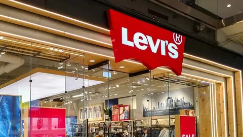 En Levi&acute;s lanzan el abrigo plegable Pandora que causa sensaci&oacute;n: una chaqueta para sentirse joven