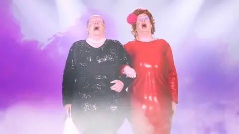 Los Morancos durante la parodia 'Ay Oma' en YouTube