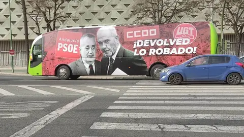 Un autob&uacute;s que exige al PSOE 'devolver lo robado' en Andaluc&iacute;a recorrer&aacute; Jerez y C&aacute;diz