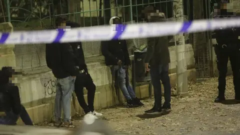 Apu&ntilde;alan a un joven en And&uacute;jar ante una multitud