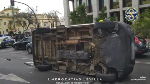 Vuelca una ambulancia en Sevilla tras chocar contra un coche