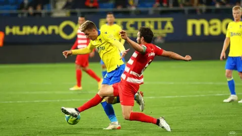 Germ&aacute;n S&aacute;nchez trata de robar el bal&oacute;n a Iv&aacute;n Alejo en el Nuevo Mirandilla. Foto: CCF