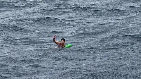 Un ba&ntilde;ista es arrastrado mar adentro en la playa de Los Lances