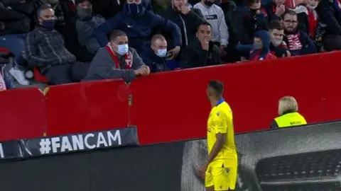 LaLiga ya 'persigue' al aficionado que se burl&oacute; del jugador del C&aacute;diz CF Akapo
