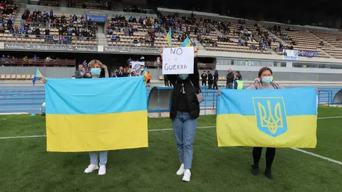 Ciudadanas ucranianas saltaron al c&eacute;sped de Chap&iacute;n en el &uacute;ltimo partido del Xerez Deportivo FC