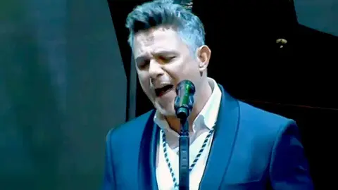 Alejandro Sanz, interpretando el Himno de Andaluc&iacute;a.