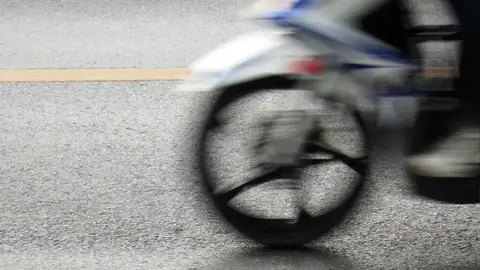 Una moto en una foto de archivo