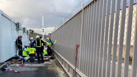 Cae una pared de una obra sobre un trabajador en Punta Umbr&iacute;a