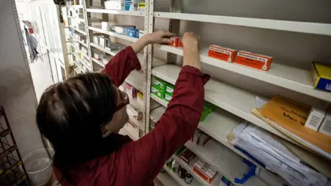 Atracan una farmacia a punta de navaja en Albu&ntilde;uelas