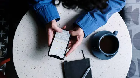 Una persona hablando por Instagram