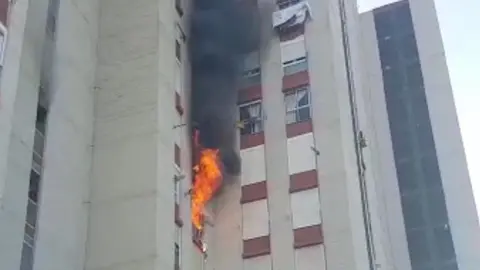 En llamas un bloque de viviendas en Torredonjimeno