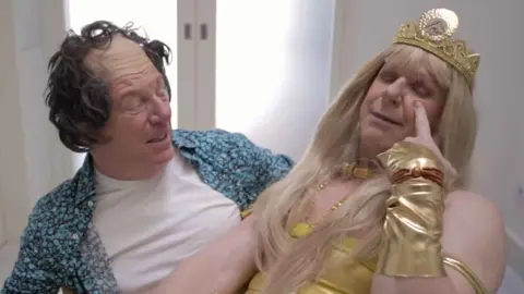 Los Morancos durante la parodia de El Anillo de Jennifer L&oacute;pez