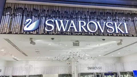 7 pares de pendientes de Swarovski que son un alucine para combinar con ropa de Desigual