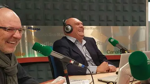 El Comandante Lara no aguanta la risa con el chiste de Paco y Charo