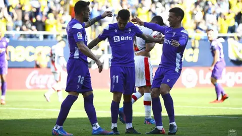 &Aacute;lvaro Negredo y Rub&eacute;n Alcaraz abrazan a Oussama Idrissi tras el segundo tanto del C&aacute;diz CF | Foto: CCF