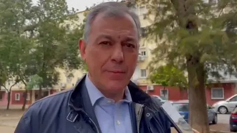 Jos&eacute; Luis Sanz en su visita al barrio del Juncal