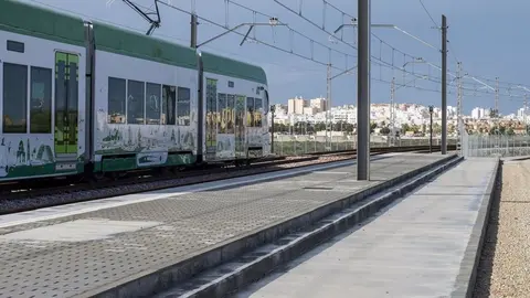 Un conductor positivo en coca&iacute;na se salta un sem&aacute;foro y colisiona con el tranv&iacute;a en Chiclana