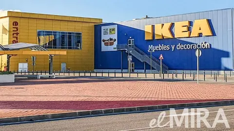 La soluci&oacute;n de Ikea para dejar de apoyar el m&oacute;vil en el vaso mientras comes: medio euro