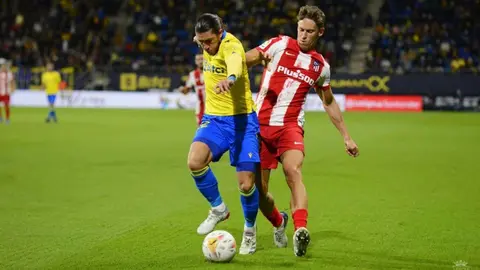 'Pacha' Espino (C&aacute;diz CF) y Marcos Llorente (Atl&eacute;tico de Madrid) pugnan por el esf&eacute;rico | Foto: CCF