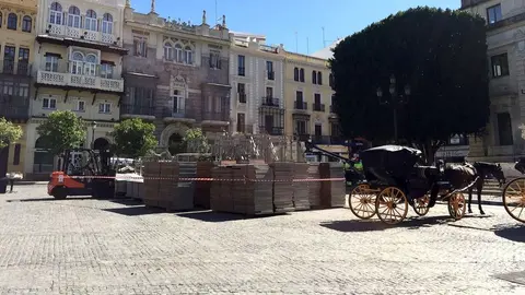 Semana Santa de Sevilla 2022. El montaje de los palcos adelanta la Pasi&oacute;n