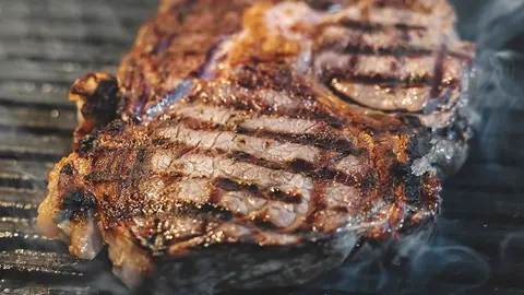 Estos son los peligros de comer carne quemada