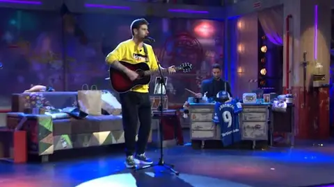 Melendi canta El Plan de Fernando Alonso en La Resistencia de David Broncano