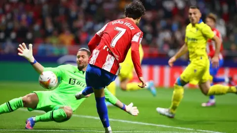 Joao Felix bati&oacute; a Ledesma para adelantar al Atl&eacute;tico de Madrid contra el C&aacute;diz CF | Foto: Atleti