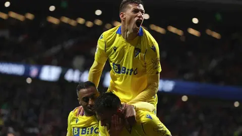 &Aacute;lvaro Negredo celebra su tanto junto a Rub&eacute;n Alcaraz y Carlos Akapo | LaLiga