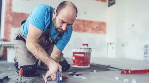 Un alba&ntilde;il en una obra